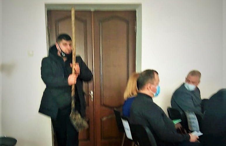 Через неприбрані вулиці керівника комунального підприємства у Коростені пообіцяли посадити в сугроб снігу (ВІДЕО)