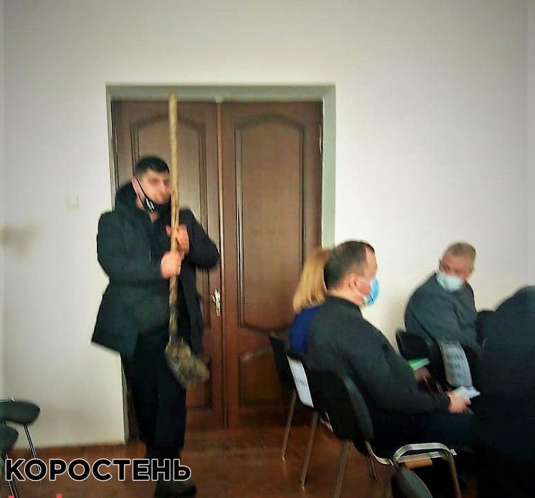 Через неприбрані вулиці керівника комунального підприємства у Коростені пообіцяли посадити в сугроб снігу (ВІДЕО)