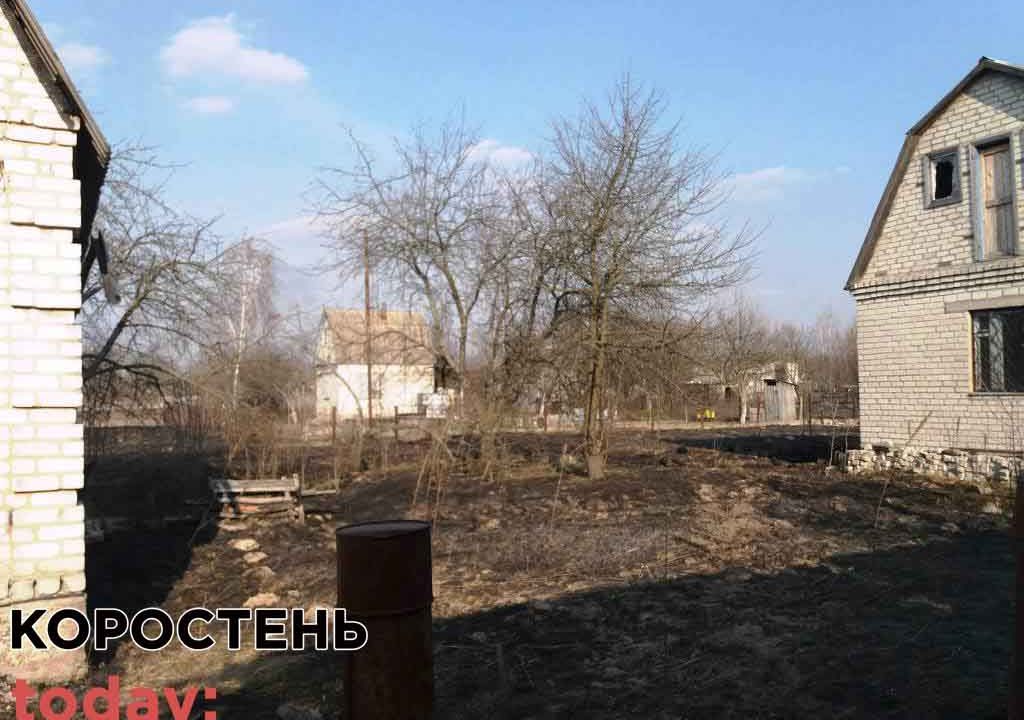 У Коростені на Броварі рятувальники гасили палаючий сухостій та знайшли тіло чоловіка