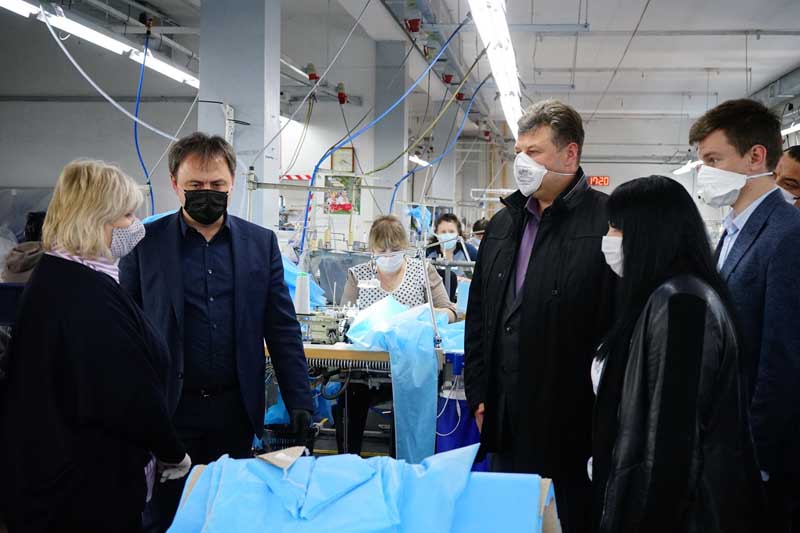 Компанія Буткевича закупила більше 25 тисяч захисних костюмів для медиків Житомирщини у Новоград-Волинської швейної фабрики