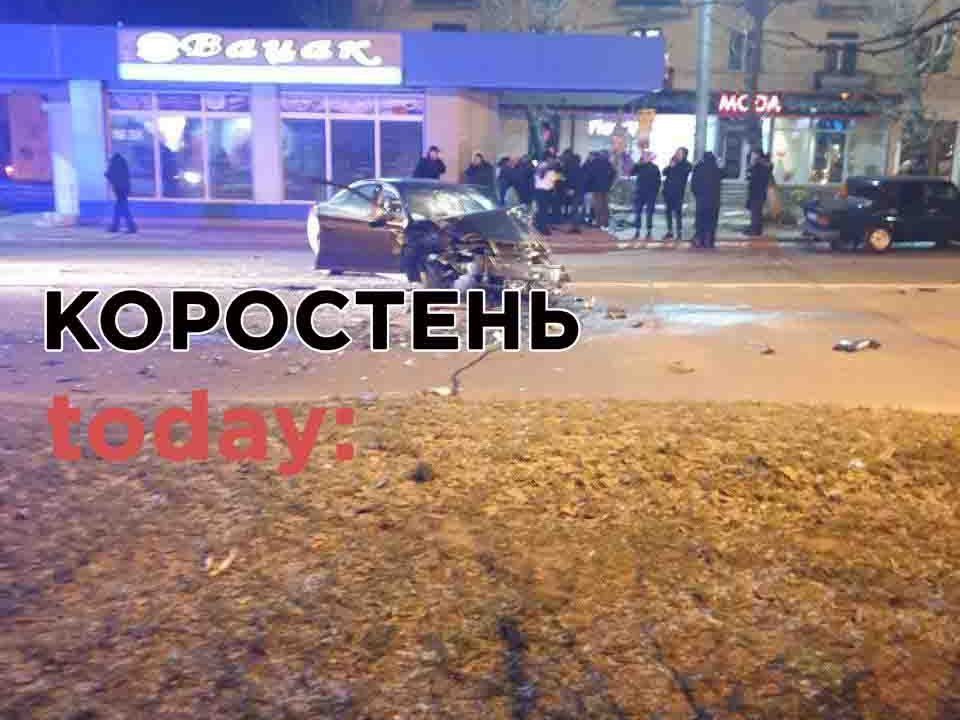 У центрі Коростеня зіштовхнулись три автівки: на місце ДТП приїжджала “швидка” (ВІДЕО, ФОТО)