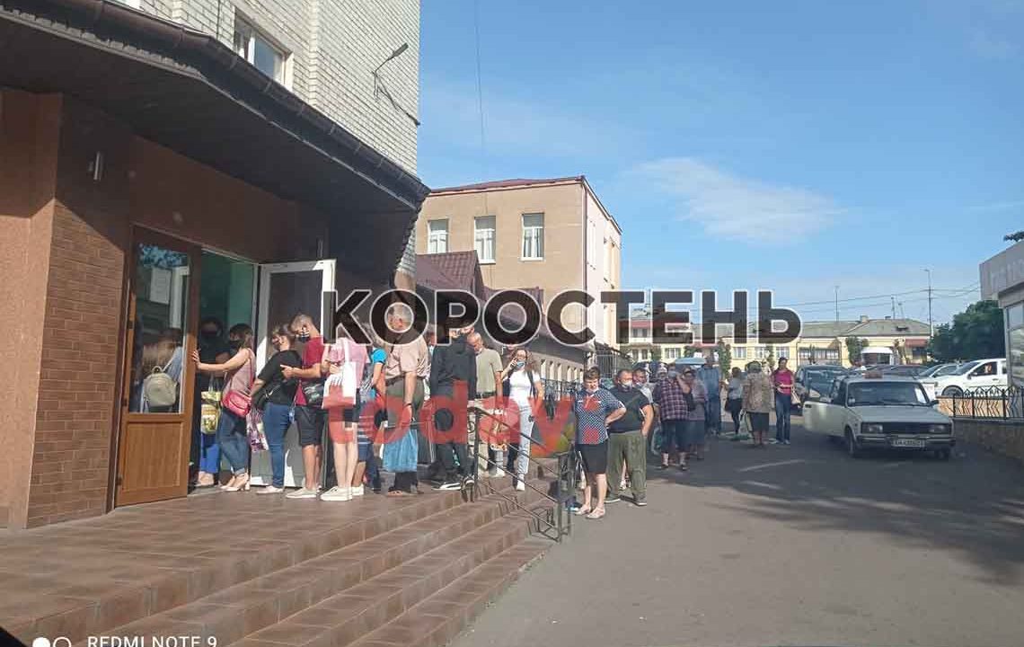У Коростені жителі скаржаться на величезні черги поблизу поліклініки