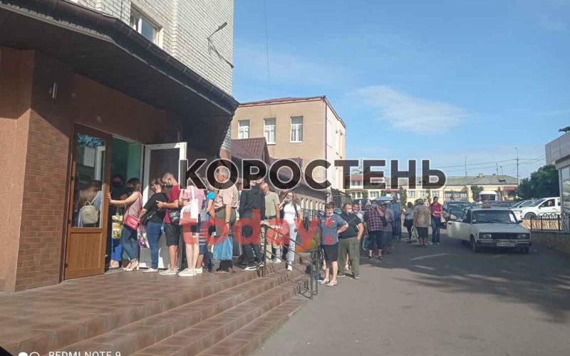 У Коростені жителі скаржаться на величезні черги поблизу поліклініки