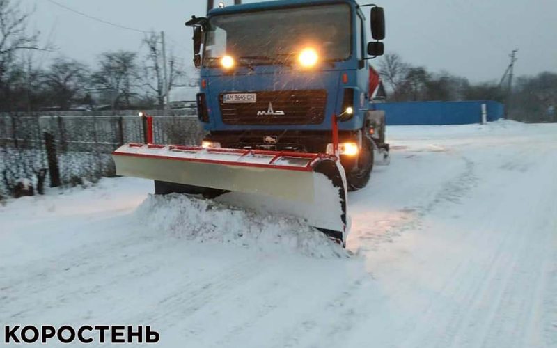 Коростенські водії скаржаться, що на вулицях міста немає снігоприбиральної техніки (ВІДЕО)