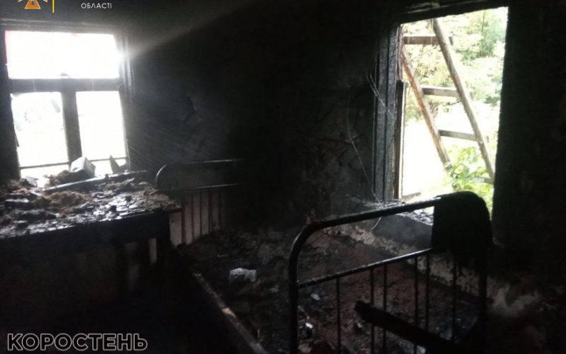 В Малинській громаді вогнеборці врятували від знищення вогнем дерев’яний будинок