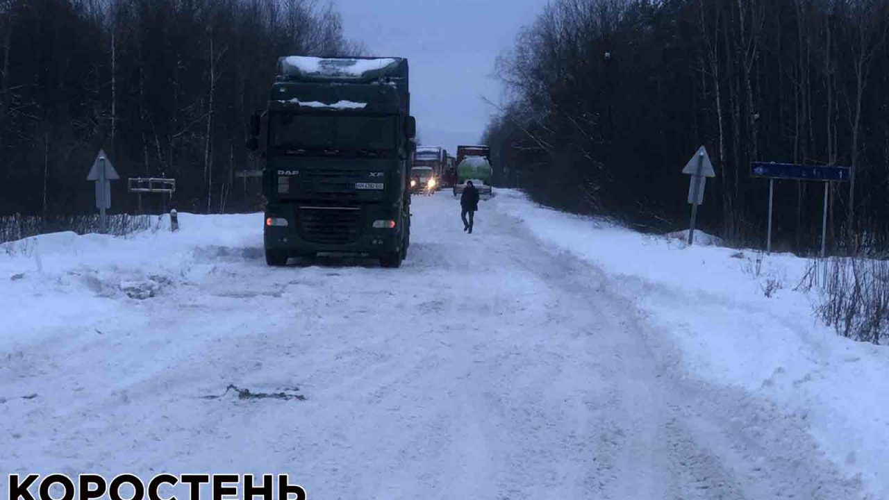 Рятувальники Коростенщини витягнули близько 20 вантажівок зі снігу на залізничному переїзді (ВІДЕО, ФОТО)