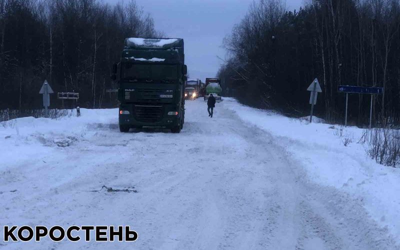 Рятувальники Коростенщини витягнули близько 20 вантажівок зі снігу на залізничному переїзді (ВІДЕО, ФОТО)