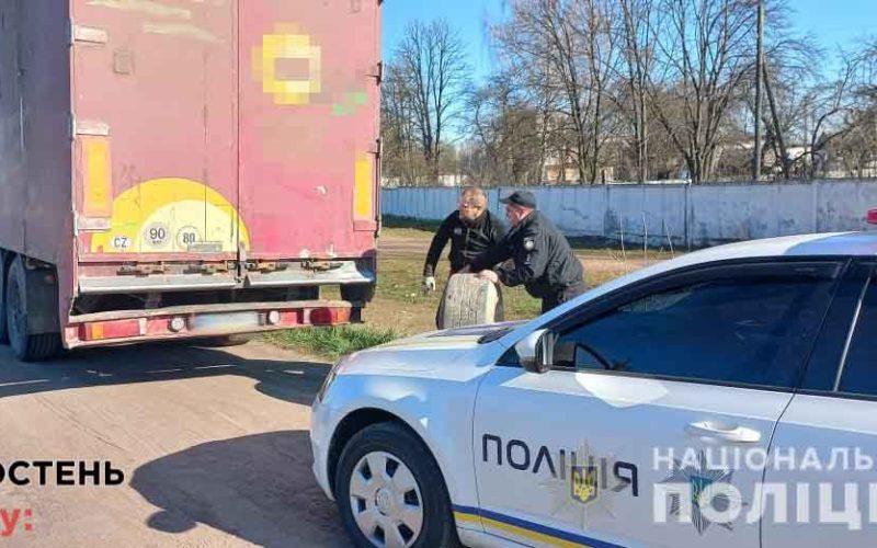 На околиці Коростеня поліцейські допомогли водію фури зі Львова із запаскою, яка ледь не відлетіла ?ФОТО