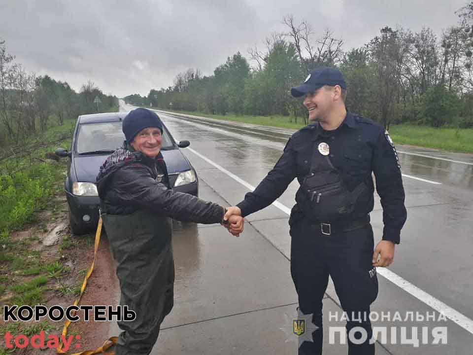 У Коростенському районі Dacia злетів у кювет: поліцейські допомогли витягнути автомобіль ?ФОТО