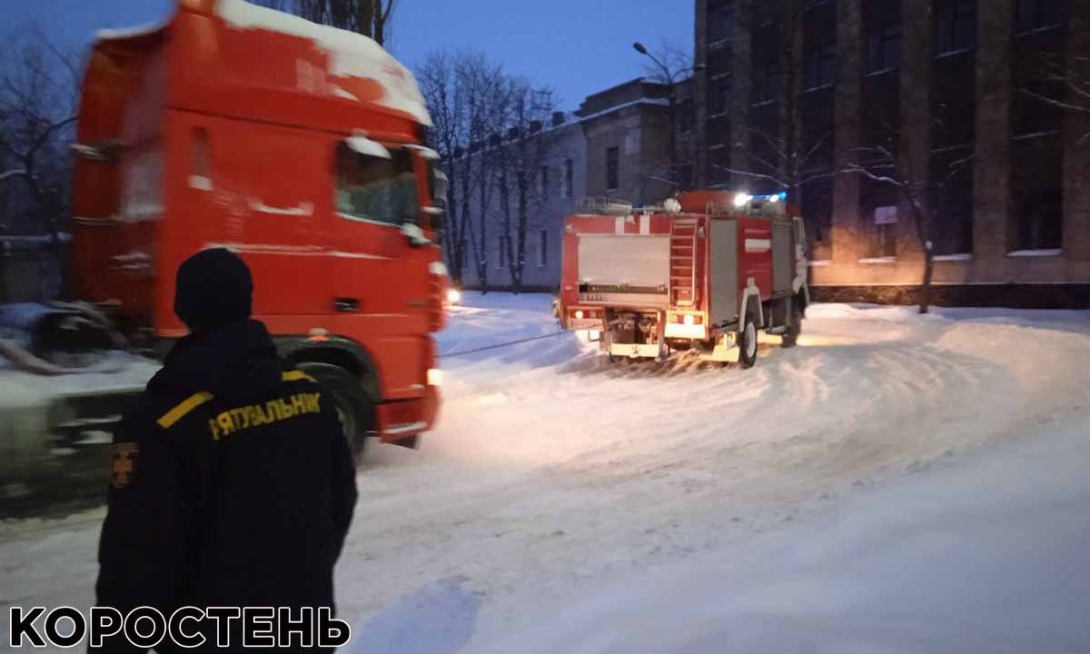 Рятувальники Коростенщини витягнули зі снігових заметів декілька вантажівок та “швидку” з хворим (ФОТО)
