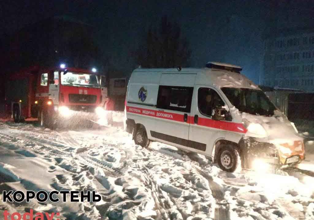 У Коростені чоловік впав у сугроб та зламав ногу: рятувальники перенести майже 200 кг потерпілого до “швидкої” (ФОТО)