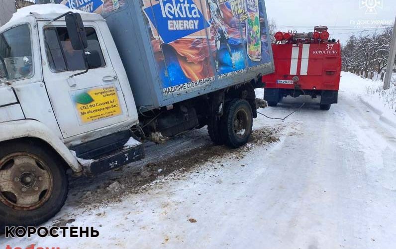На Коростенщині рятувальники відбуксирували легковий та 6 вантажних автомобілів
