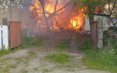У селі Народицької громади два дні не було світла, коли увімкнули, згорів будинок та господарчі споруди (ФОТО)
