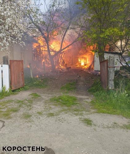 У селі Народицької громади два дні не було світла, коли увімкнули, згорів будинок та господарчі споруди (ФОТО)