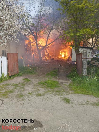 У селі Народицької громади два дні не було світла, коли увімкнули, згорів будинок та господарчі споруди (ФОТО)