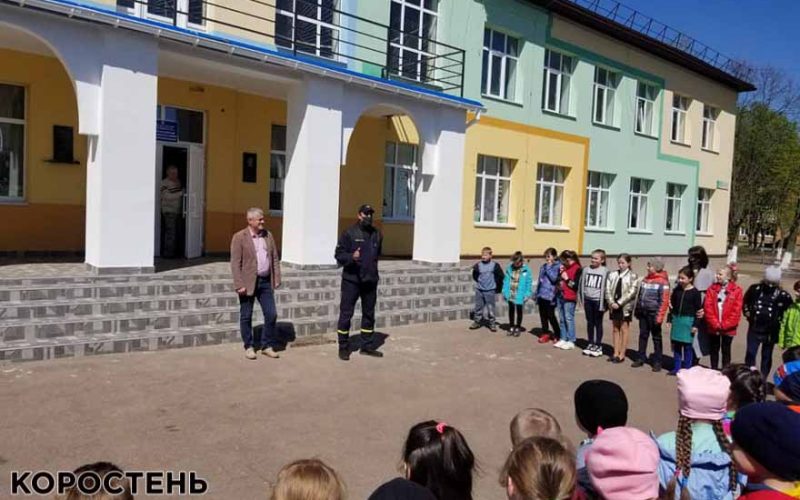 З Грозинської гімназії рятувальники евакуйовували школярів ?ФОТОрепортаж