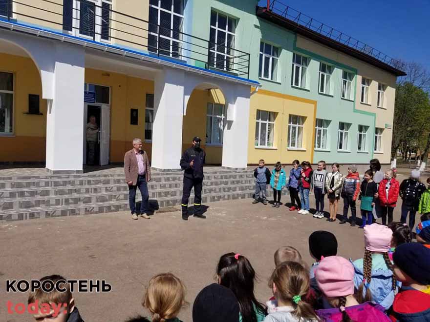 З Грозинської гімназії рятувальники евакуйовували школярів ?ФОТОрепортаж