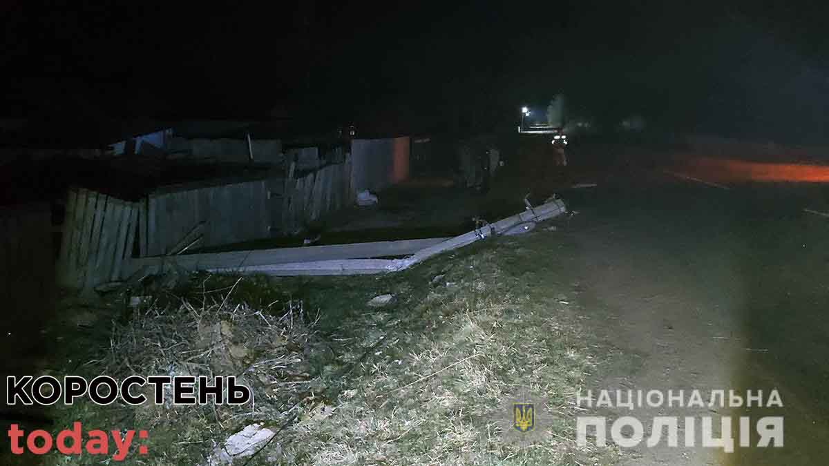 В Березівці Коростенського району водій не впорався з керуванням і влетів в стовп – двоє в реанімації