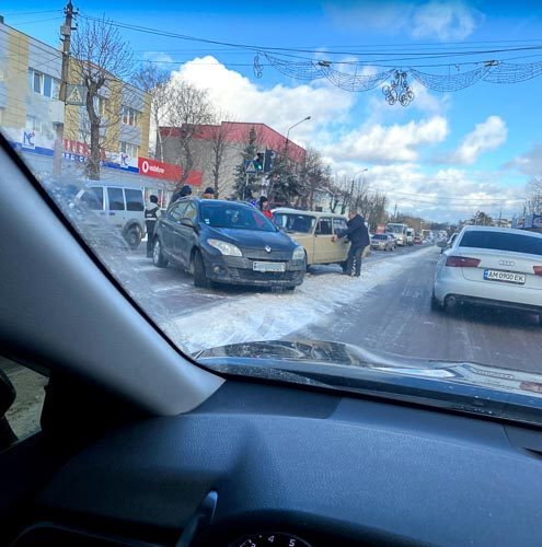 В центрі Коростеня зіштовхнулись Renault та «Жигуль» ?ФОТО
