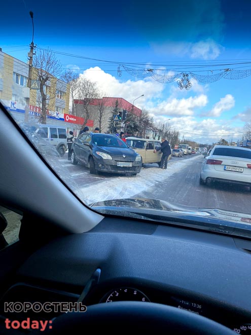 В центрі Коростеня зіштовхнулись Renault та «Жигуль» ?ФОТО