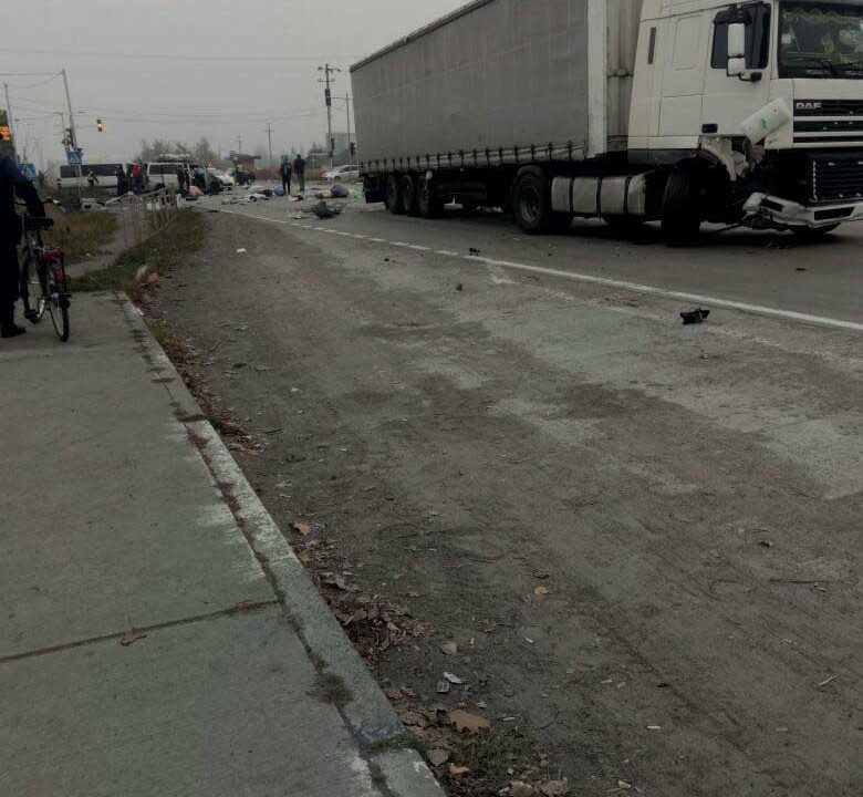 На в’їзді в Коростень фура врізалася в бус: одна жінка загинула, троє людей – травмовано ?ФОТО