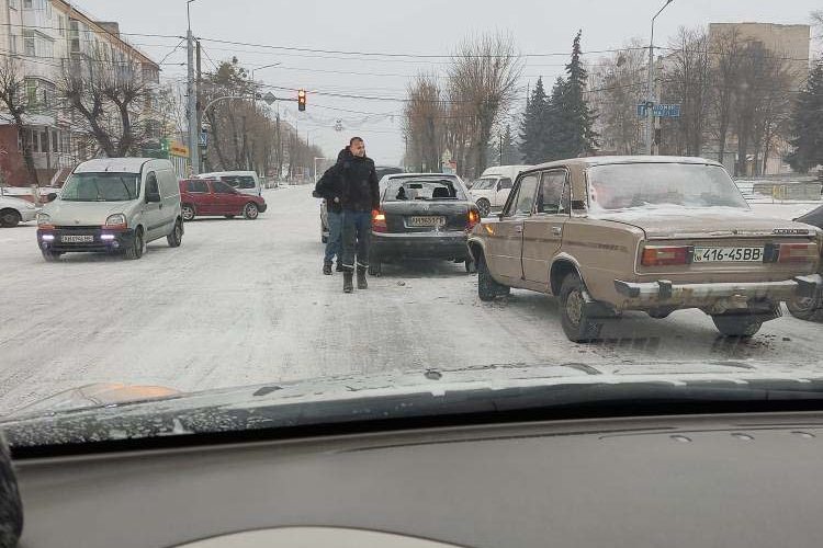 Зранку в центрі Коростеня зіштовхнулись три автівки ?ФОТО