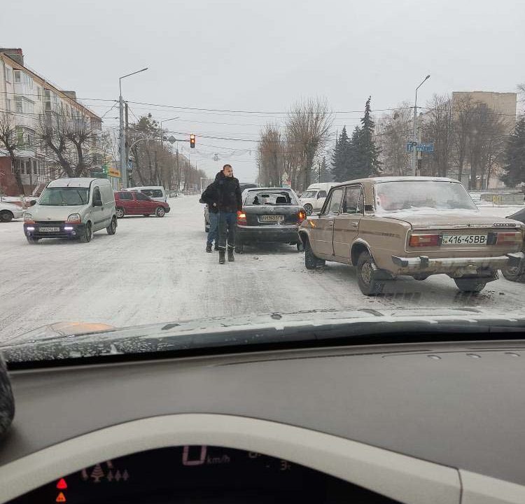 Зранку в центрі Коростеня зіштовхнулись три автівки ?ФОТО