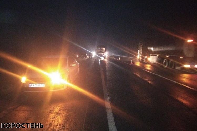 На “Варшавці” у вантажівки відлетіло колесо і пошкодило рейсовий автобус «Коростень-Київ» (ФОТО)
