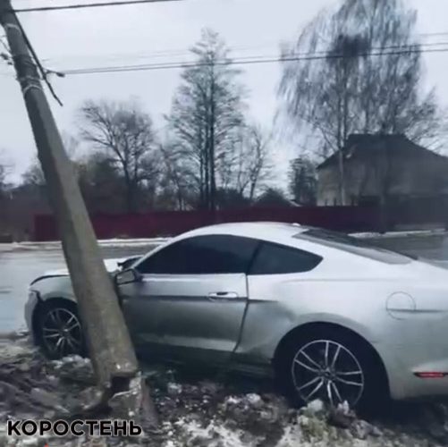 На Кемського в Коростені Ford Mustang врізався в електроопору. ОНОВЛЕНО ▶️ВІДЕО