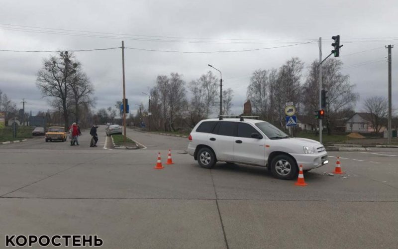 Біля Коростеня від удару з Hyundai автомобіль Ford вилетів на частину розділювальної смуги ▶️ВІДЕО ?ФОТО