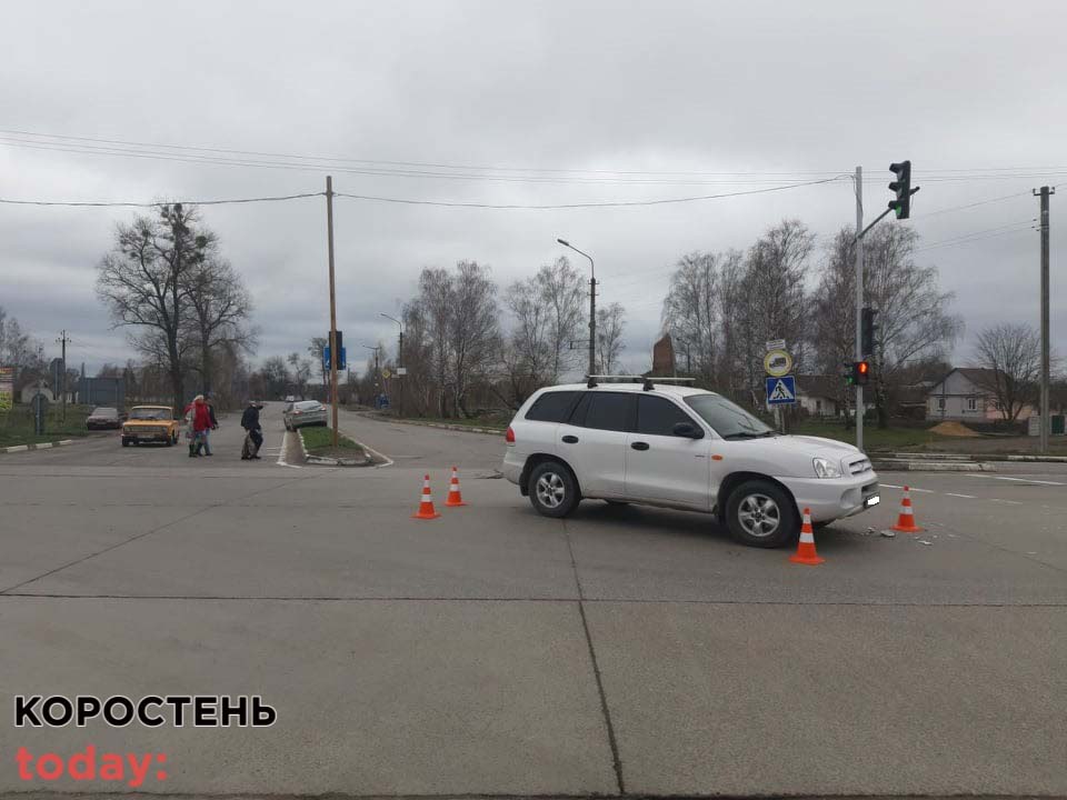 Біля Коростеня від удару з Hyundai автомобіль Ford вилетів на частину розділювальної смуги ▶️ВІДЕО ?ФОТО