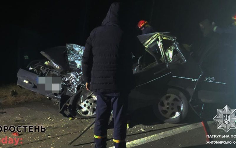 На дорозі Олевської громади зіткнулись ВАЗ та трактор: водій загинув, пасажирка в лікарні ?ФОТО