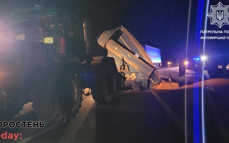 На трасі в Коростенському районі ВАЗ виїхав на «зустрічку» та врізався в трактор: водій легковика загинув ?ФОТО