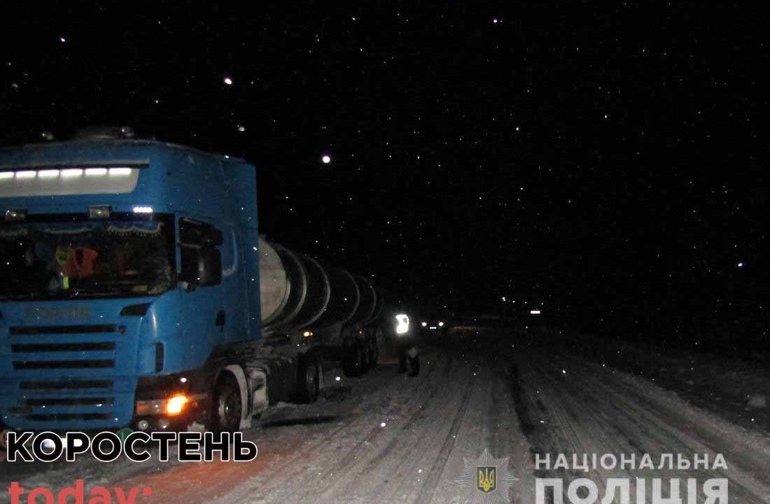 У Коростенському районі бус зіштовхнувся з вантажівкою, є потерпілий (ФОТО)
