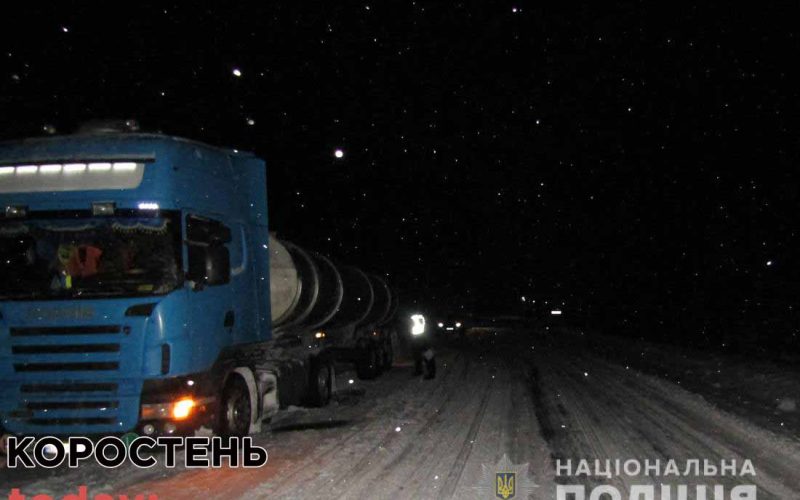 У Коростенському районі бус зіштовхнувся з вантажівкою, є потерпілий (ФОТО)