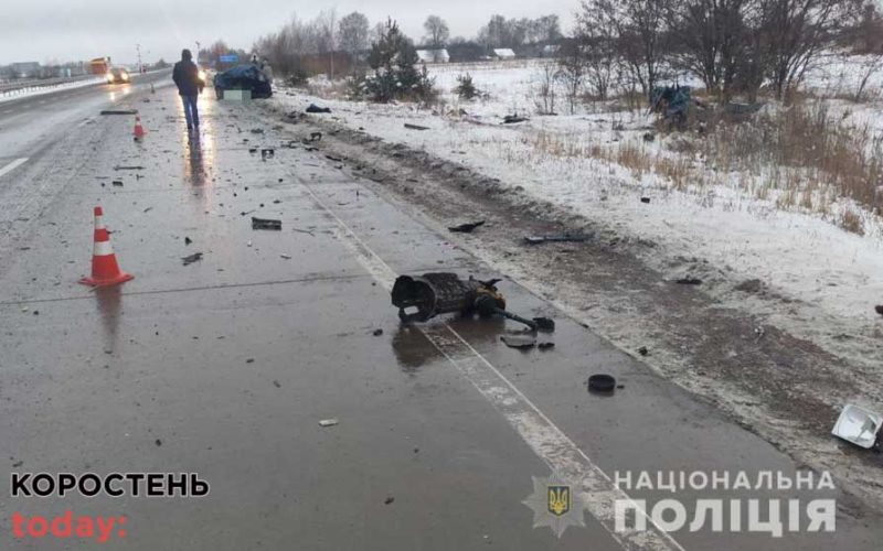 Подробиці ДТП біля села Коростенського району: ВАЗ виїхав на зустрічну смугу та врізався в  Renault