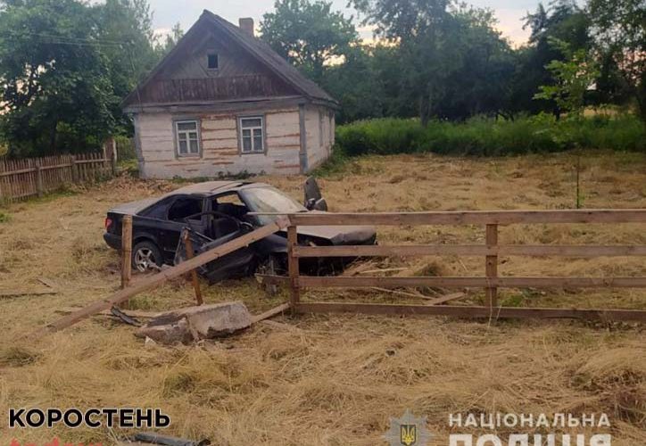 У селі Коростенського району Audi врізалась в паркан: постраждали троє дорослих та 7-річна дитина ?ФОТО