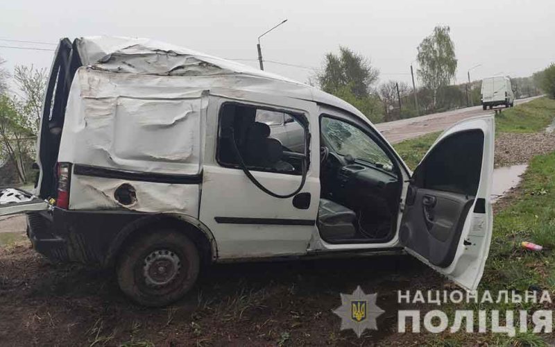 На Коростенщині з місця аварії втік водій, машина якого врізалася в паркан ▶️ВІДЕО та ?ФОТО