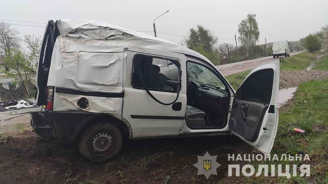 На Коростенщині з місця аварії втік водій, машина якого врізалася в паркан ▶️ВІДЕО та ?ФОТО
