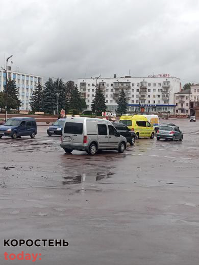 В центрі Коростеня зіштовхнулись маршрутне таксі та “швидка” ?ФОТО