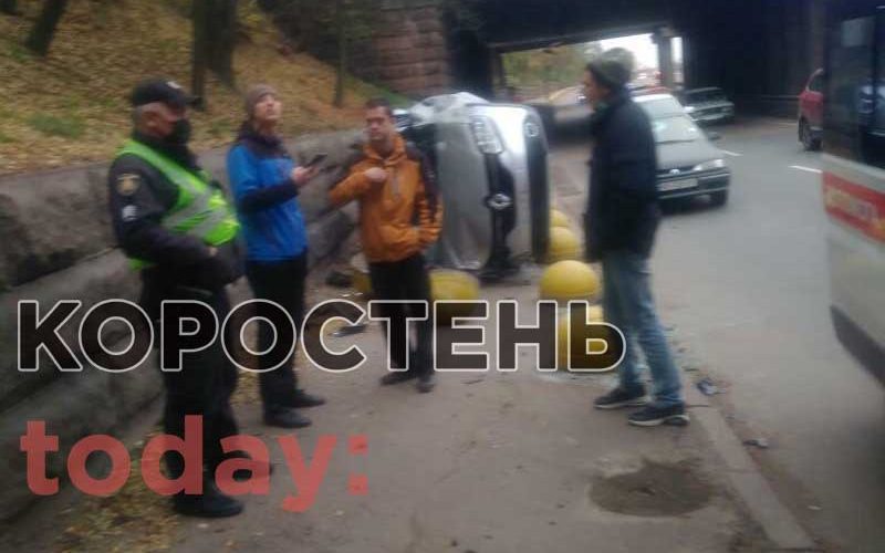 У Коростені неподалік відділу поліції перекинувся автомобіль, водія забрала “швидка” ?ФОТО