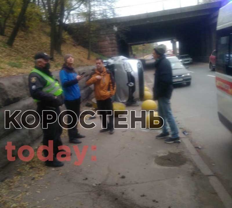 У Коростені неподалік відділу поліції перекинувся автомобіль, водія забрала “швидка” ?ФОТО