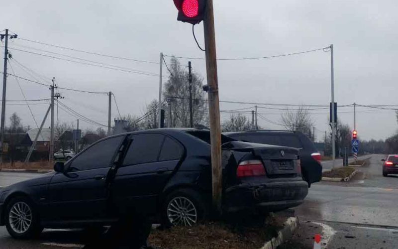 ДТП біля Коростеня: один з автомобілів “вилетів” на острівець безпеки ▶️ВІДЕО