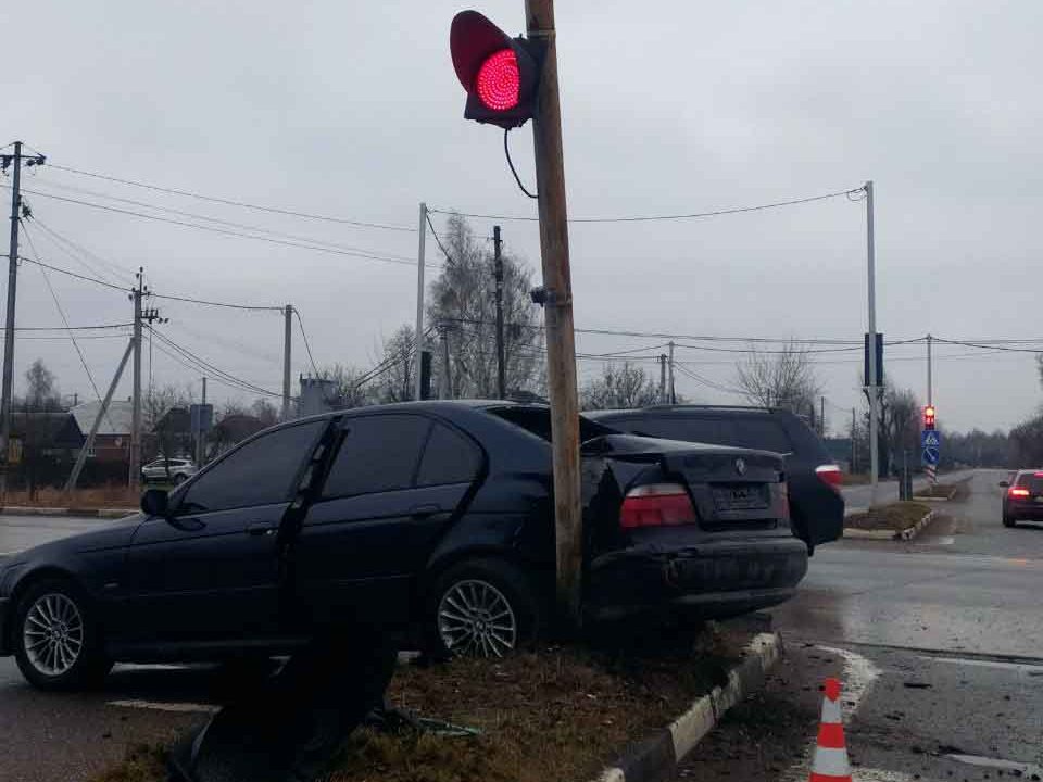 ДТП біля Коростеня: один з автомобілів “вилетів” на острівець безпеки ▶️ВІДЕО