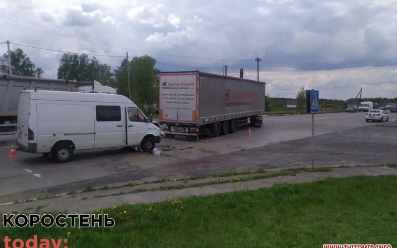 На зловіщому перехресті біля Коростеня вантажівка зіштовхнулась з бусом: двох людей госпіталізували ▶️ВІДЕО
