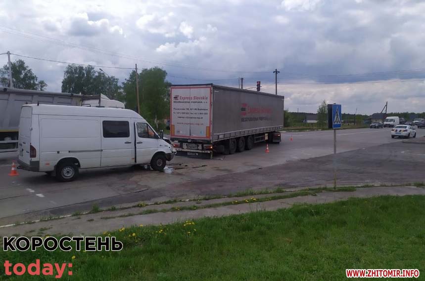 На зловіщому перехресті біля Коростеня вантажівка зіштовхнулась з бусом: двох людей госпіталізували ▶️ВІДЕО