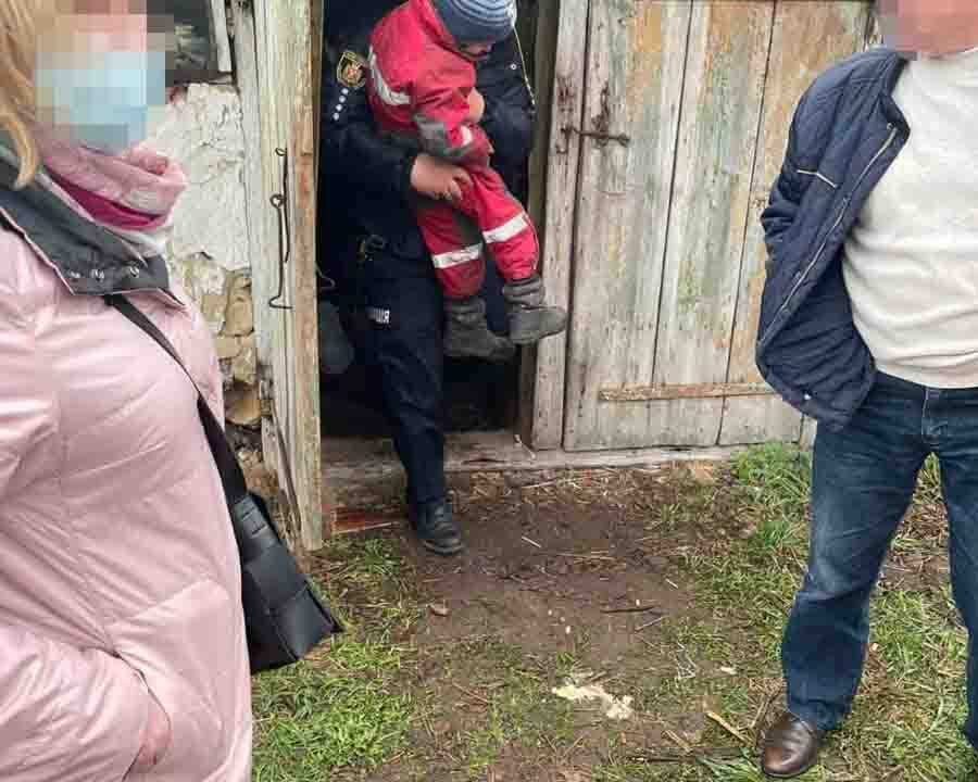 Коростенські ювенали виявили жінку, яка жила у хліву з дитиною ?ФОТО