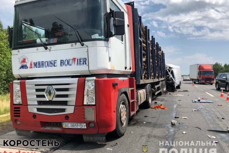 На трасі в Коростенському районі мікроавтобус врізався у вантажівку, що стояла на узбіччі: одна людина померла ?ФОТО