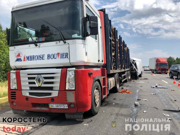 На трасі в Коростенському районі мікроавтобус врізався у вантажівку, що стояла на узбіччі: одна людина померла ?ФОТО