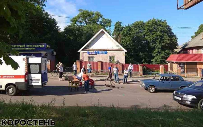 На Сосновського в Коростені автомобіль збив велосипедистку ▶️ВІДЕО